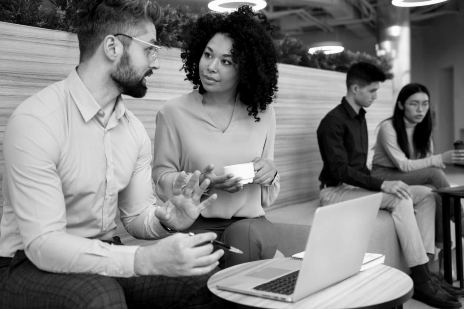 Personne analysant ses finances sur un ordinateur portable